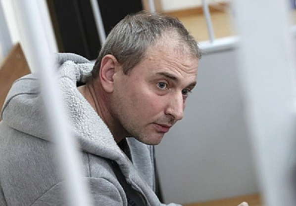 Хакер Льюис Аникеев плачет, кается и готов показать, на кого укажут