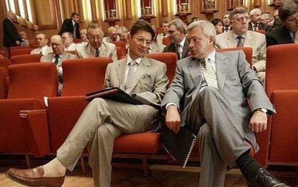 Тени Алекперова и Михалкова на могилах покойных московских банков
