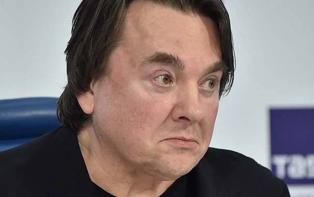"27 лет разницы. Обрюзгший жирный дед и не брезгливая девушка"