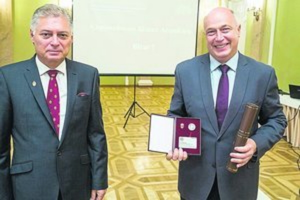 Как международные аферисты из Харькова продают липовые «оксфордские премии»
