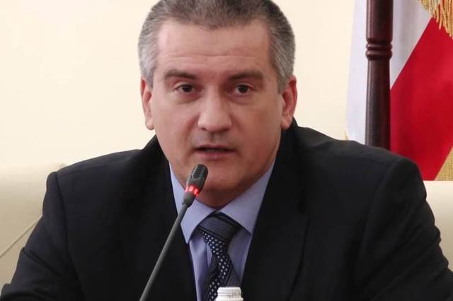 Зачем Аксенов "шатает" Крым?
