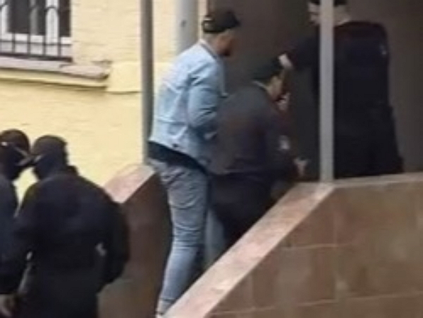 Блогеры сравнили конвой Серебренникова и банды ГТА в суде