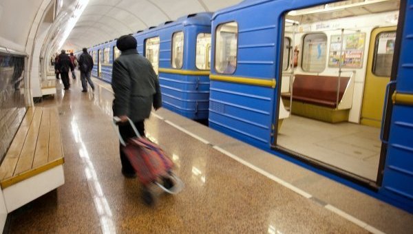 Миллионы вне бюджета: кто во власти наживается на рекламе в метро