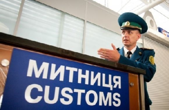 Инспектору таможни подарили квартиру во Львове и дом в Прикарпатье