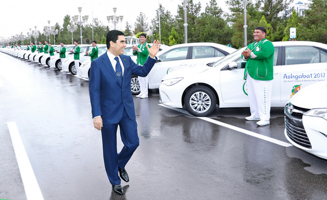 Президенту Туркменистана подарили золотой велосипед