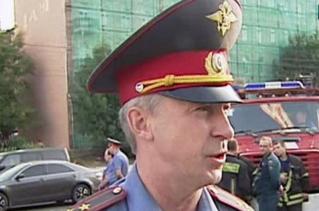 Гаишника-миллионера с золотыми визитками и дорогими домами отправили на пенсию