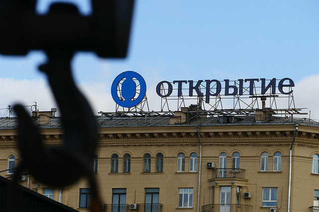 Беляев – в белом, Минц – в коричневом?