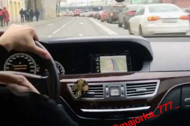 В ГИБДД началась проверка по факту езды по встречке около Кремля