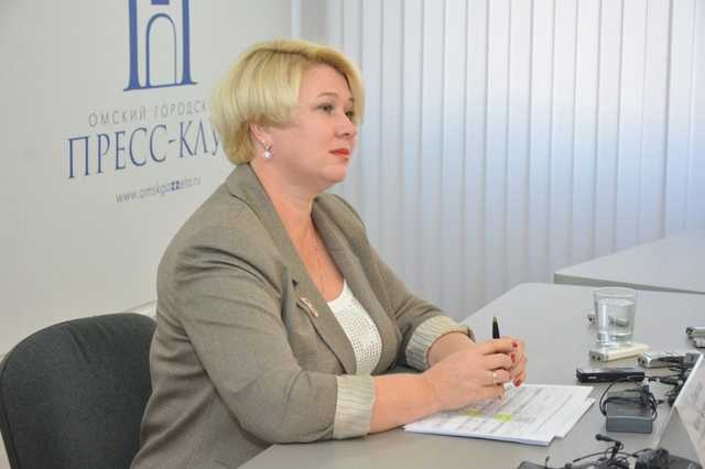 Вице-мэр Омска пожаловалась на низкую зарплату чиновников