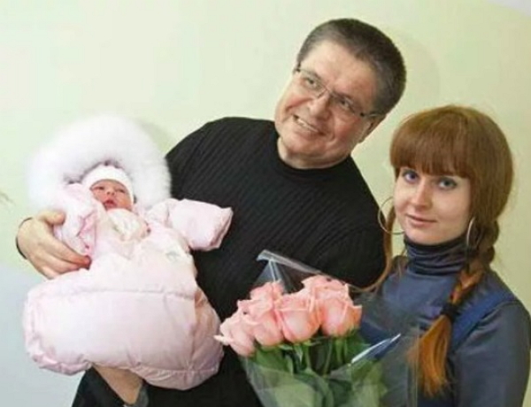 Недолго Музыка играла, недолго Усик танцевал