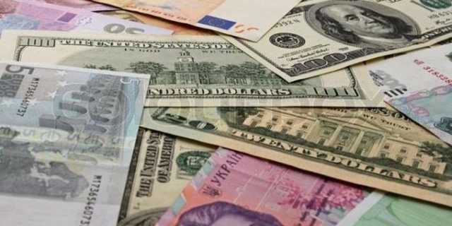 На киевской таможне задержали иностранца со $125 тысячами в бумажном пакете