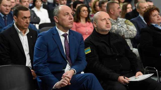 Маневры Турчинова. Почему секретарь СНБО отказался возглавить штаб Порошенко