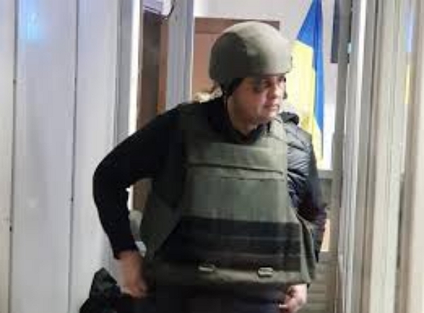 Экс-депутата привезли в суд в каске и бронежилете
