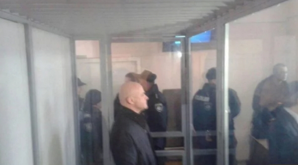Появились фото Труханова в “клетке”, в Киев нагнали одесских титушек: плед несите
