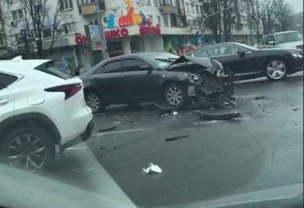 В Киеве разбился элитный автомобиль Bentley