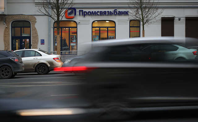 Промсвязьбанк оценил риски запрета на операции с долларами из-за санкций