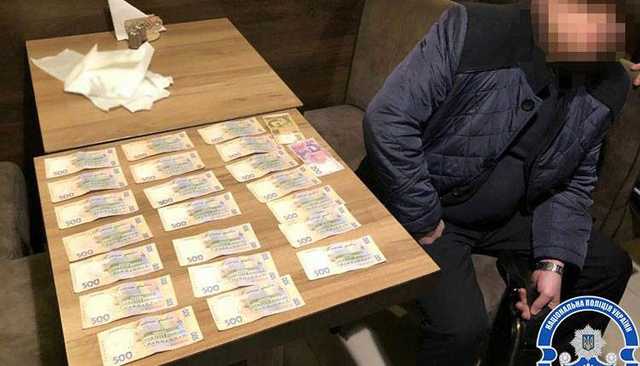 Менеджера «Укрзализныци» задержали при получении 10,5 тысяч гривен взятки