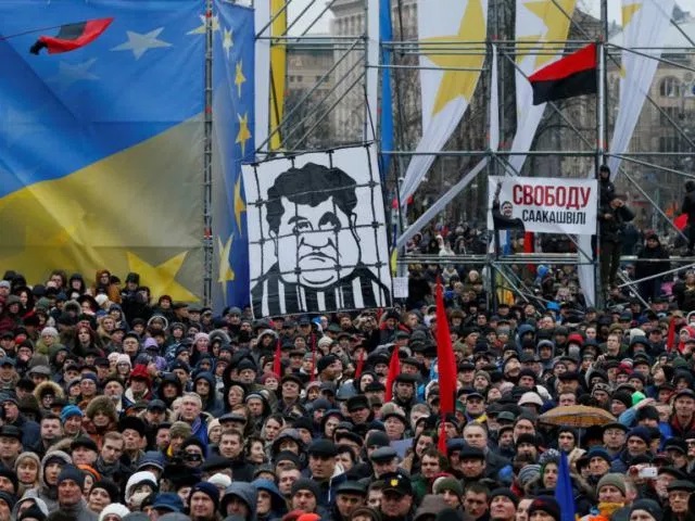 У Порошенко еще есть шанс. В мире пытаются спасти украинского клептократа