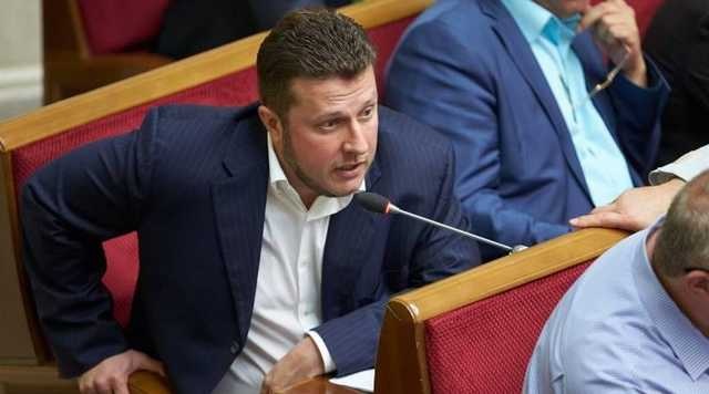 Нардеп Яценко проголосовал за 6 депутатов одним махом
