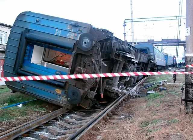 Украли пути: на Тернопольщине сошел с рельсов пассажирский поезд