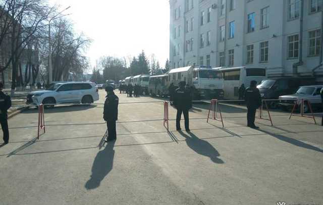 Площадь у администрации Кемеровской области остается оцепленной спустя два дня после митинга