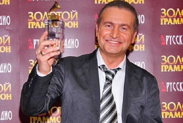 Я - алкоголик: известный российский певец сделал неожиданное признание