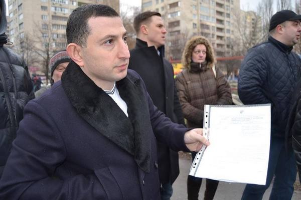 Депутат Киеврады начал предпраздничную раздачу вина в школах