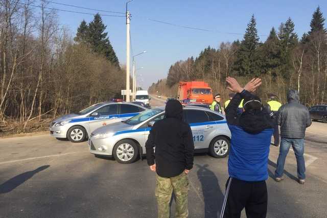 На митинге у полигона «Ядрово» начались стычки с полицией