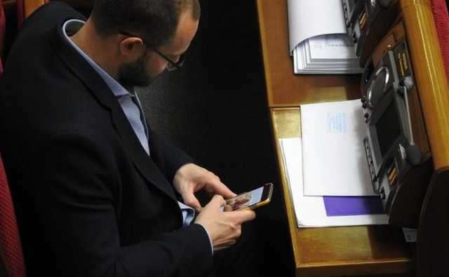Нардеп Пинзеник занялся на работе просмотром интимных снимков