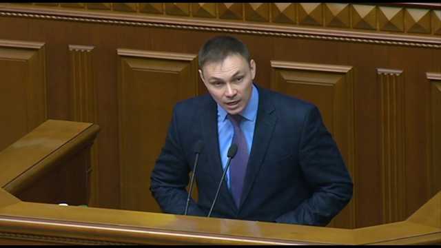 В Раде засекли нардепа от Оппоблока за странными действиями в Раде