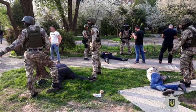 Правоохранители задержали банду, угрозами вымогавшую у мужчины $20 тысяч
