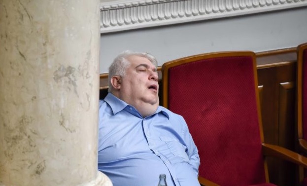 Фотокамеры выловили «самого уставшего» нардепа Рады