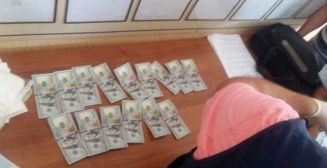 Адвокат “погорел” на взятке в 2 тысячи долларов