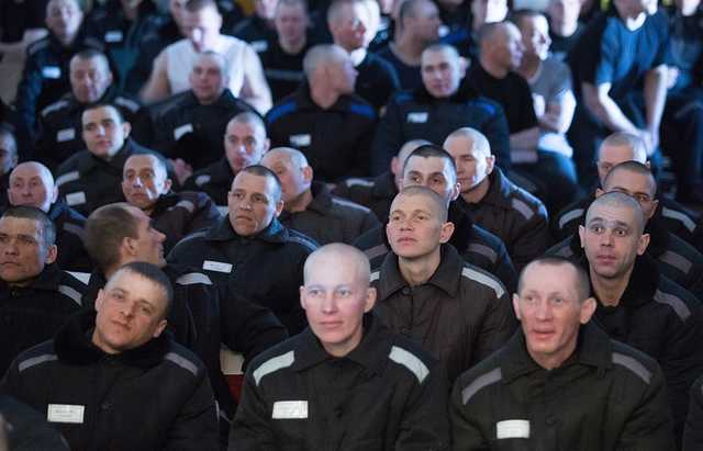 «Ждули», «зэкули», «заочницы»: женщины, которые заводят романы по переписке с заключенными