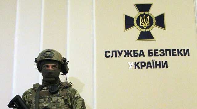 В Херсоне контрразведчик СБУ ударил женщину ногой в грудь