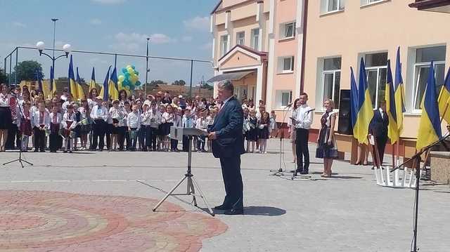 Порошенко провел школьную линейку на солнцепеке: пострадали несколько детей
