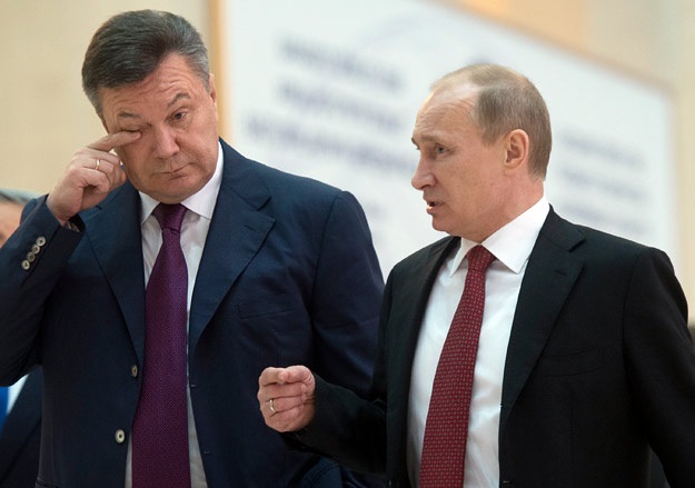 Рядом с Медведевым: Януковича засекли на матче Россия - Испания