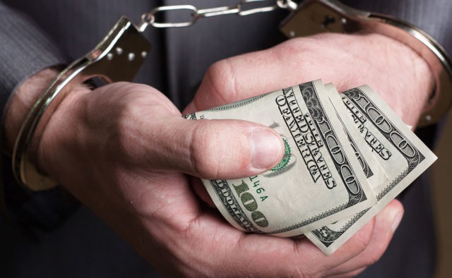 В Киеве на взятке в 3400 долларов задержали инспектора таможни
