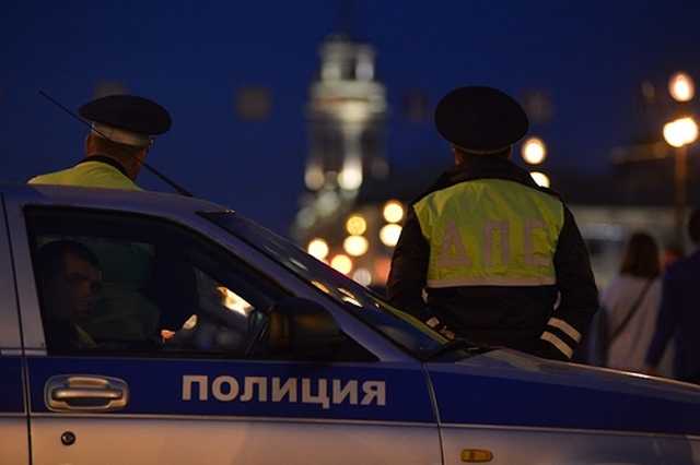 Mercedes протаранил машину ДПС в Москве. Водителя задержали после погони со стрельбой