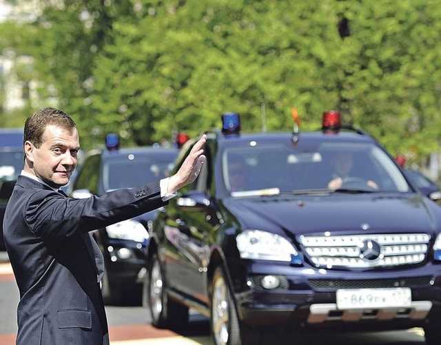 Приезд барина. Кортеж Медведева срывает рейсы и таранит машины