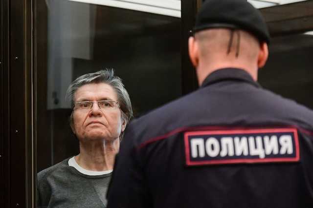 Улюкаев заработал в качестве библиотекаря 1600 рублей и попал в больницу