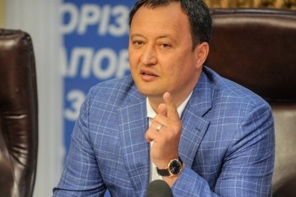 Запорожский губернатор Брыль наградил сам себя дипломом “Отец года”
