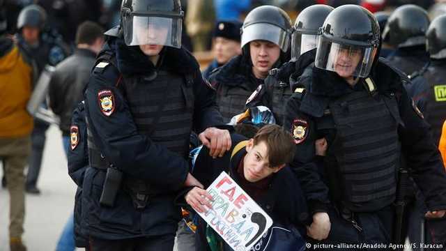 Бывший российский полицейский рассказывает, как он пытал людей и бил протестующих