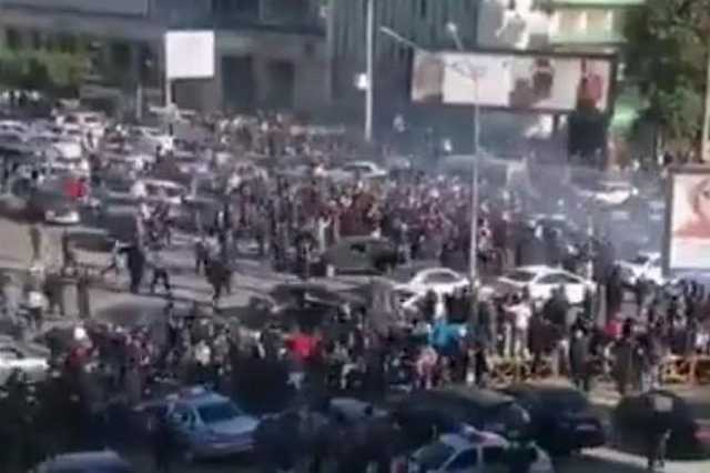 Лезгинка на улицах и стрельба из автоматов в воздух: Махачкала празднует победу Нурмагомедова
