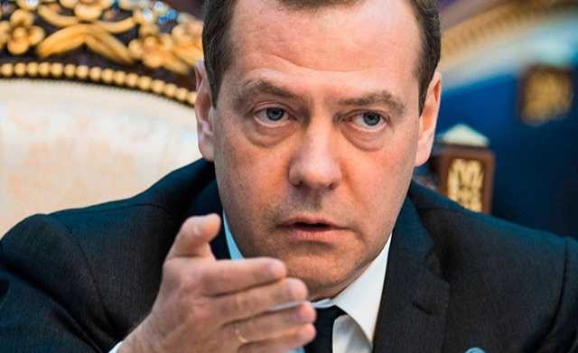 У Медведева сдали нервы: начал угрожать нефтяникам