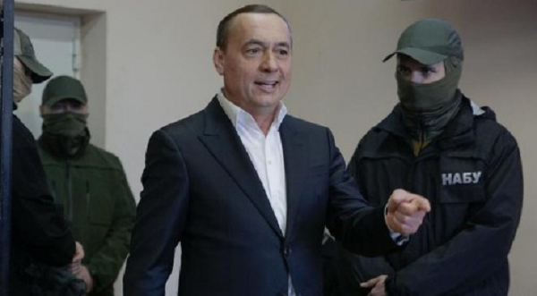Экс-нардеп Мартыненко швырнул на пол повестку на допрос в НАБУ