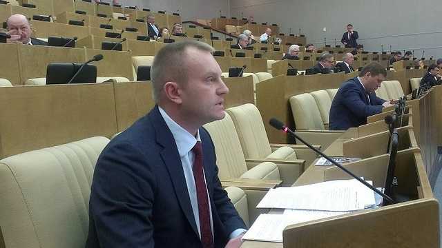 Минижирик. Многократно опозорившийся депутат Госдумы Иван Сухарев – где клеймо ставить?