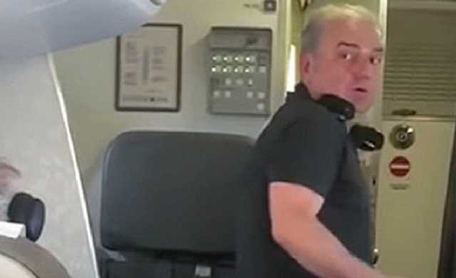 Лидер группы «Чайф» устроил скандал из-за жары на борту самолета