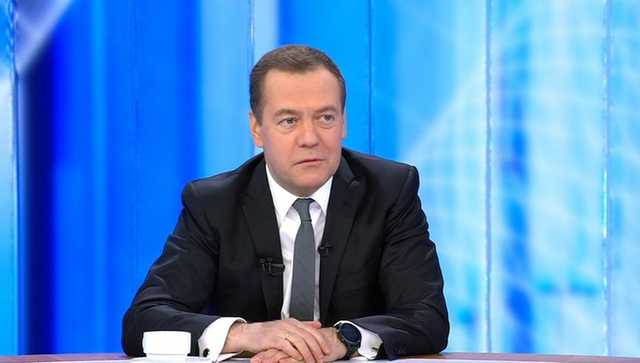 Медведев обрушился на чиновников, нефтяников и плохих родителей