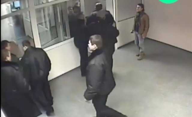 «Вывели подышать воздухом». Появилась видеозапись как «люди Дерипаски» захватили «Трехгорную мануфактуру»